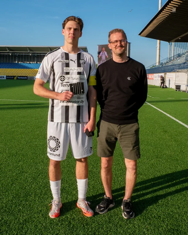 Otteluisäntä Stadium palkitsi TPS:n ja SJK Akatemian välisen Ykkösliiga-ottelun parhaat pelaajat 🤩
Tepsin parhaana palkittiin voittomaalin tehnyt toppari Atte Sihvonen. Vierasjoukkue SJK Akatemian ykköspalkittu oli keskikenttäpelaaja Sulaiman Shehu. Palkinnot pelaajille jakoi Stadiumin myyntiedustaja Toni Järvinen.